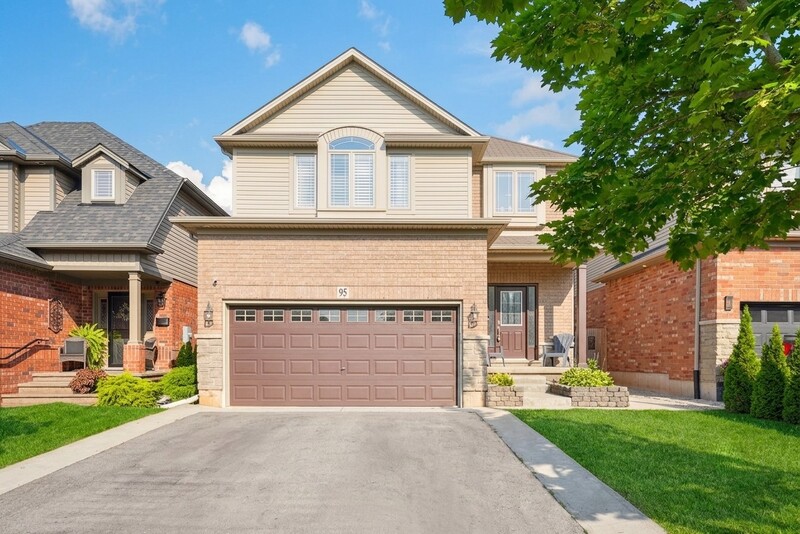 AMAZING WEST GRIMSBY HOME WITH INGROUND POOL!